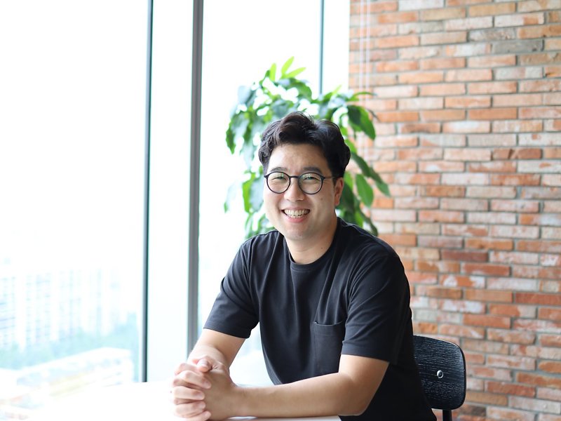 테이블에 앉아있는 사람