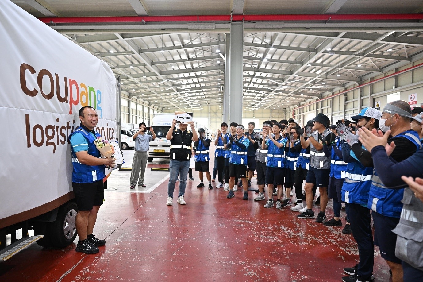 창고에 있는 한 무리의 사람들