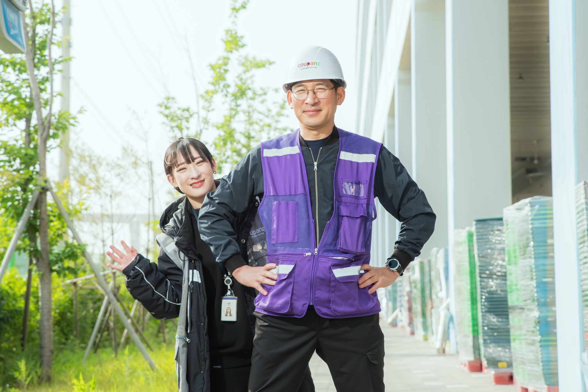 사진을 찍기 위해 포즈를 취하는 사람과 사람