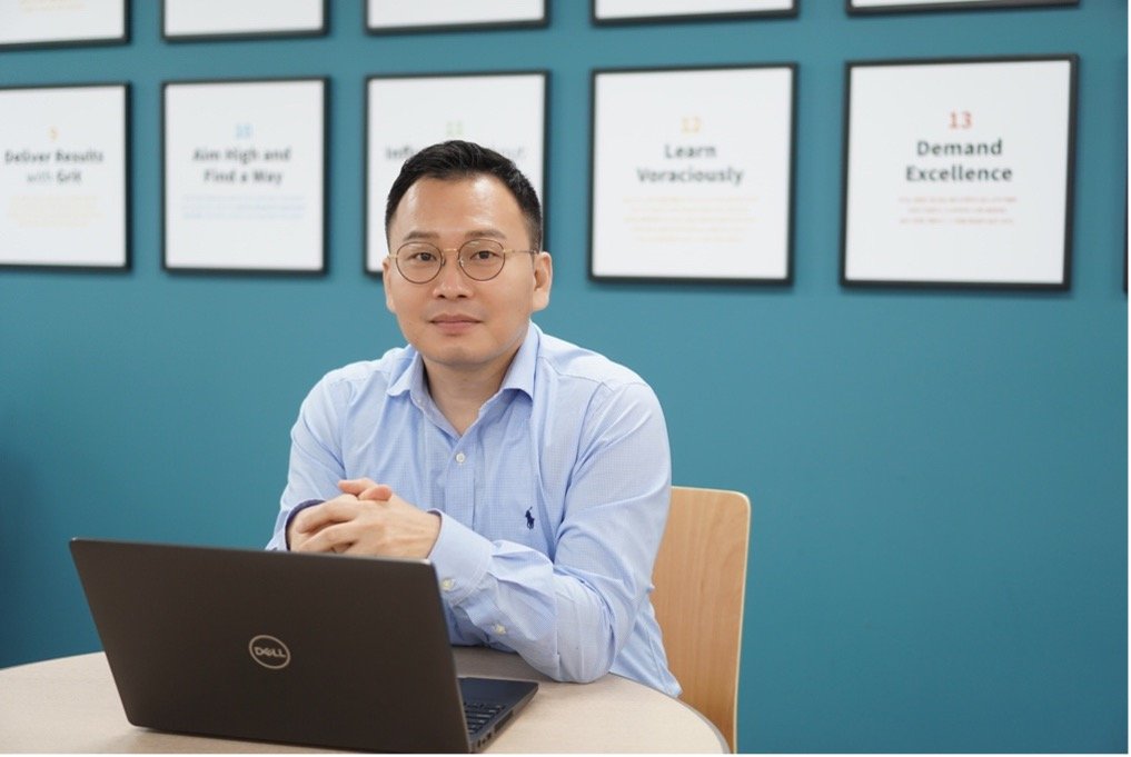 노트북이 있는 테이블에 앉아 있는 사람