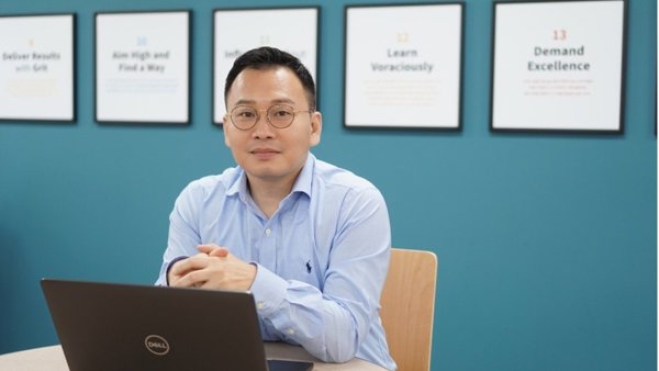 노트북이 있는 테이블에 앉아 있는 사람