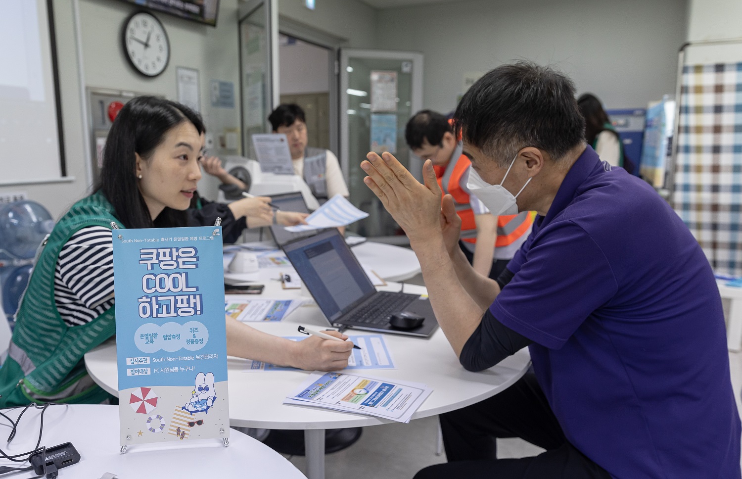 테이블에 앉아있는 한 무리의 사람들