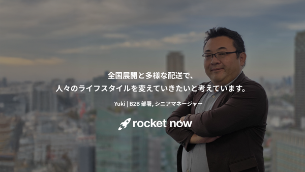 腕を組んで立っている人