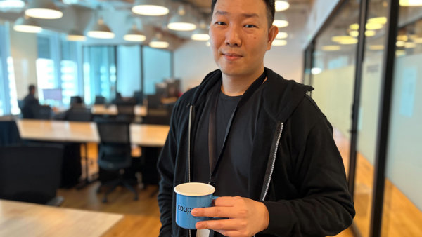 파란 컵을 들고 있는 사람