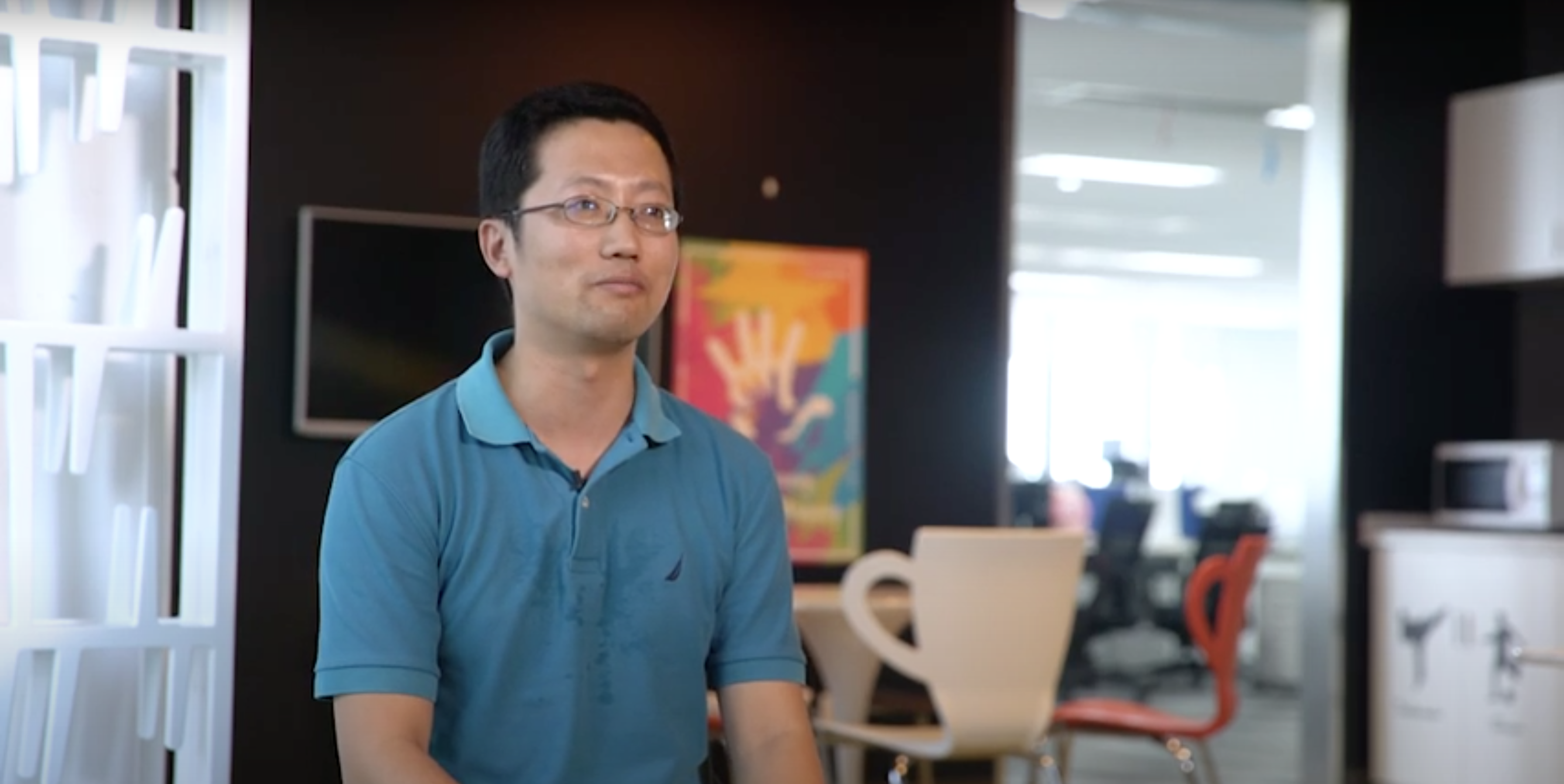 파란 셔츠를 입은 사람