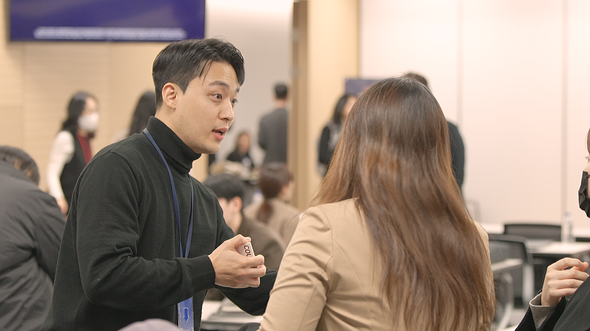 사람과 이야기하는 사람