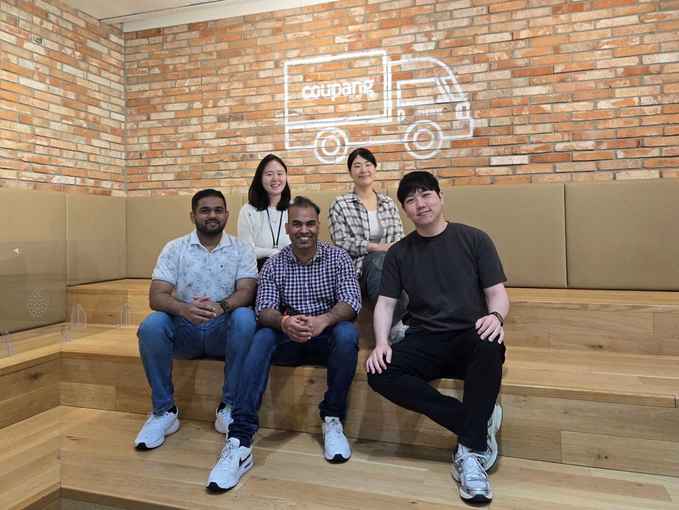 나무 계단에 앉아 있는 한 무리의 사람들