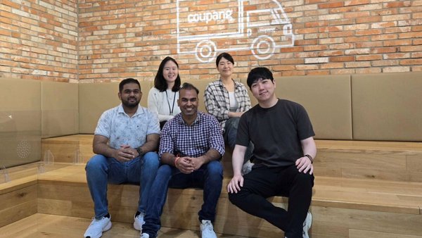 나무 계단에 앉아 있는 한 무리의 사람들