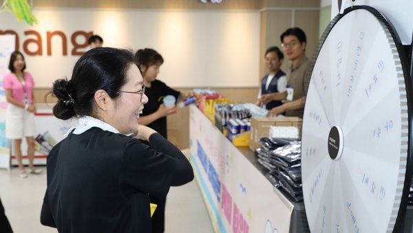 바퀴에서 웃고 있는 사람