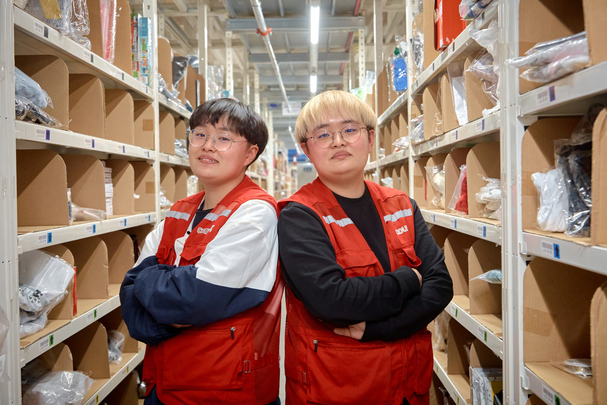 창고에 서 있는 두 남자