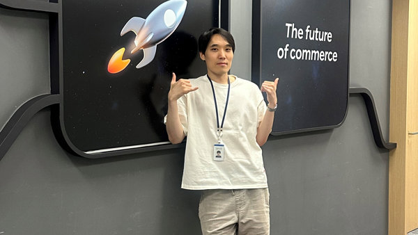 간판 앞에 서 있는 사람