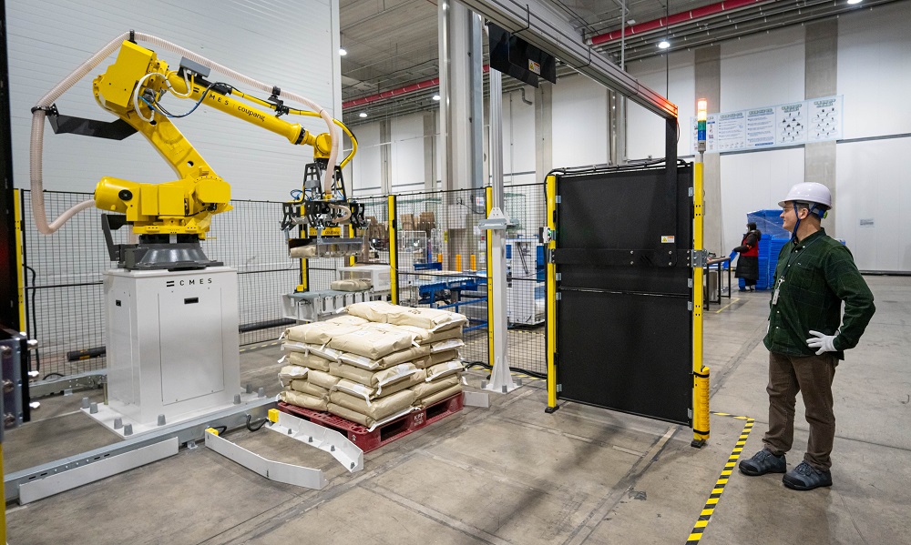 창고에 있는 노란색 로봇 팔