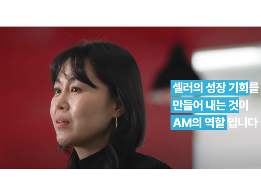 검은 머리에 금귀걸이를 한 사람