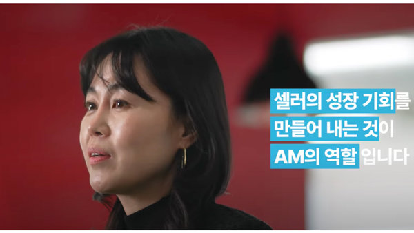 검은 머리에 금귀걸이를 한 사람