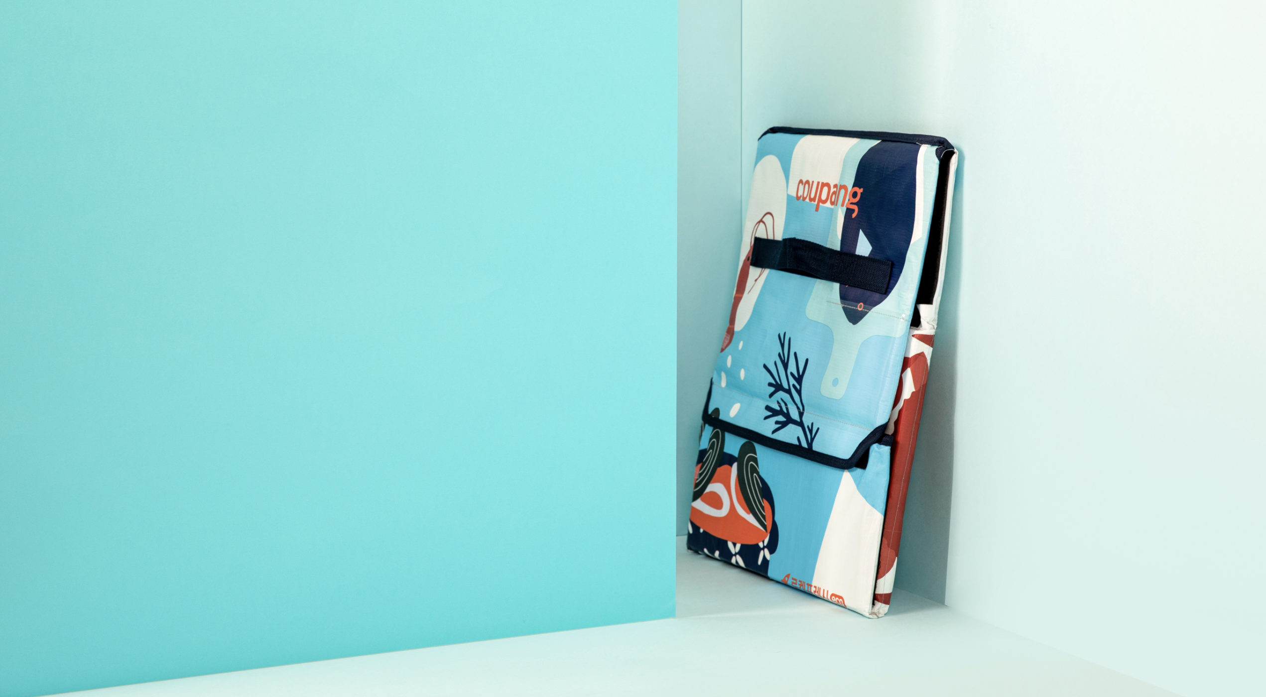 파란색과 흰색이 섞인 타블렛 케이스