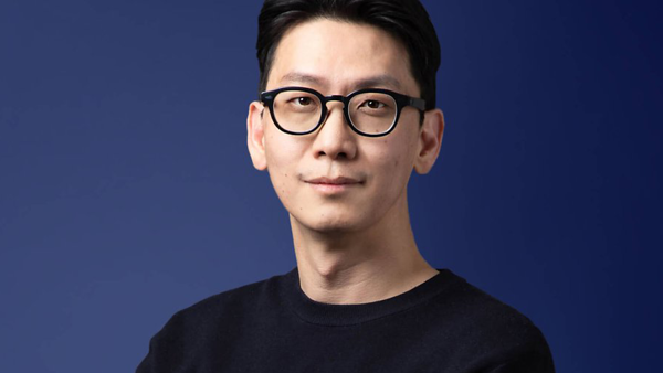 안경을 쓰고 검은 셔츠를 입은 사람