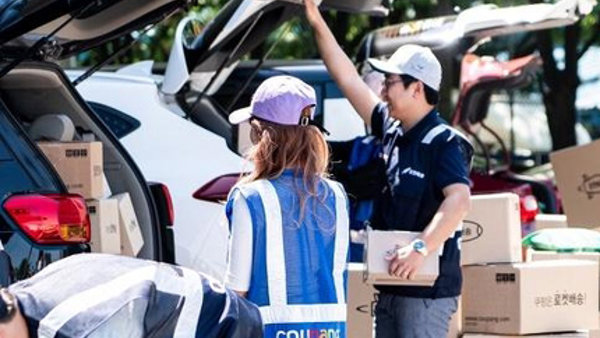 상자에 상자를 차에 싣는 사람과 사람