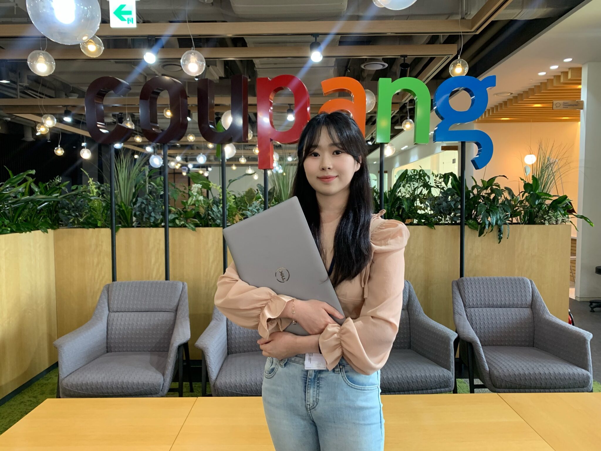 노트북을 들고 있는 사람