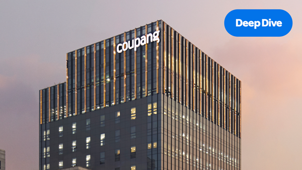 꼭대기에 조명이 있는 건물