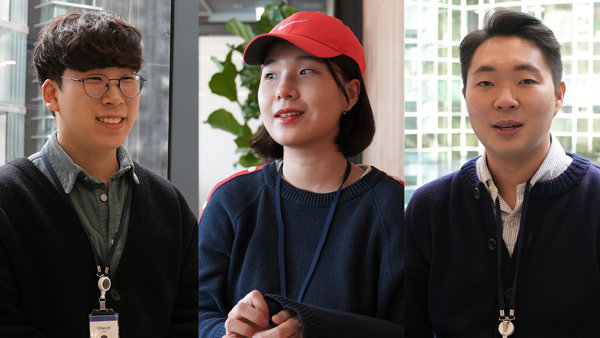 카메라를 향해 포즈를 취하고 있는 한 무리의 사람들