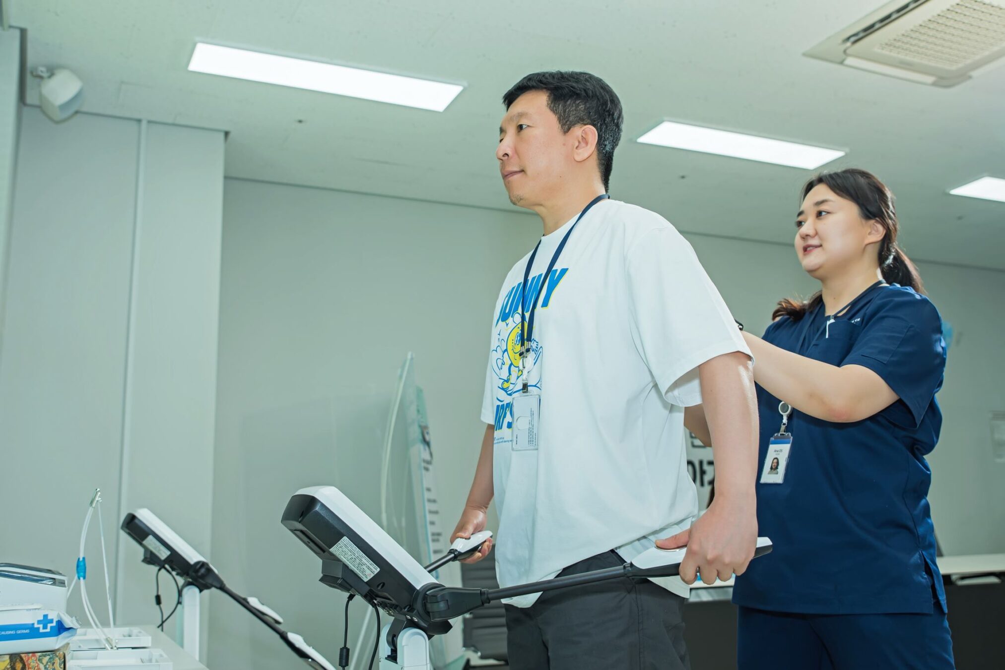 사람과 사람이 나란히 서 있는 경우