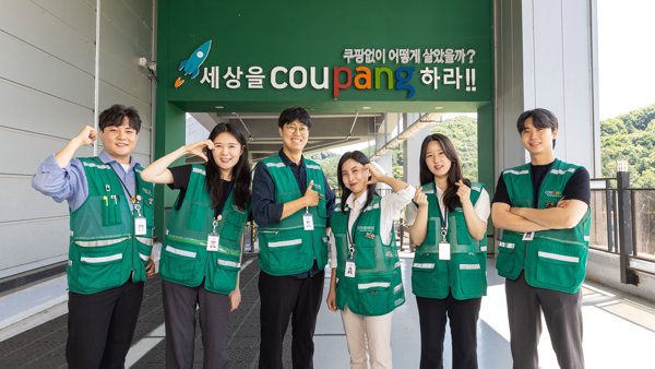 사진을 찍기 위해 포즈를 취하고 있는 한 무리의 사람들