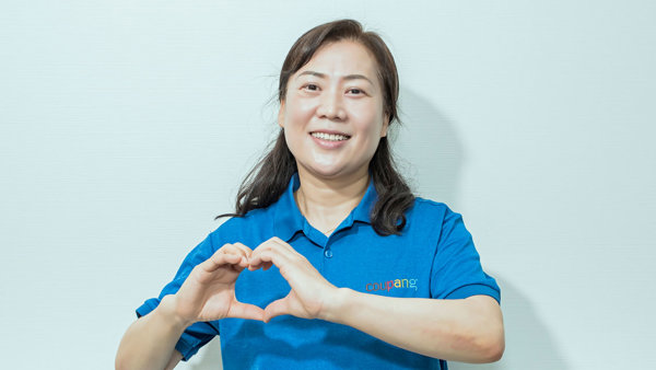 손으로 하트를 만드는 사람