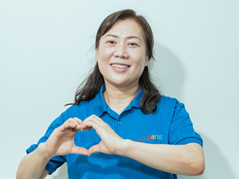 손으로 하트를 만드는 사람