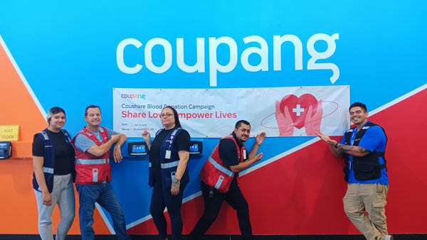 사진을 위해 포즈를 취하는 한 무리의 사람들