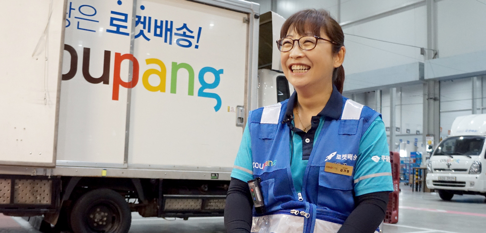 트럭 앞에서 웃고 있는 사람