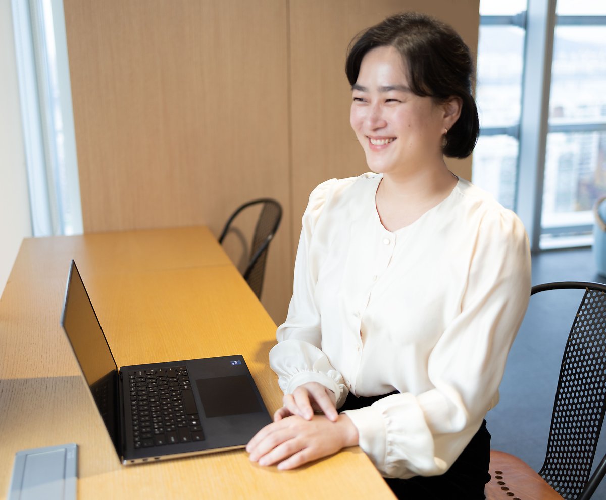 노트북이 있는 테이블에 앉아 있는 사람