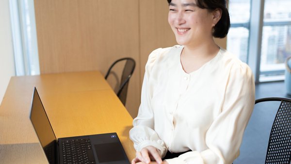 노트북이 있는 테이블에 앉아 있는 사람