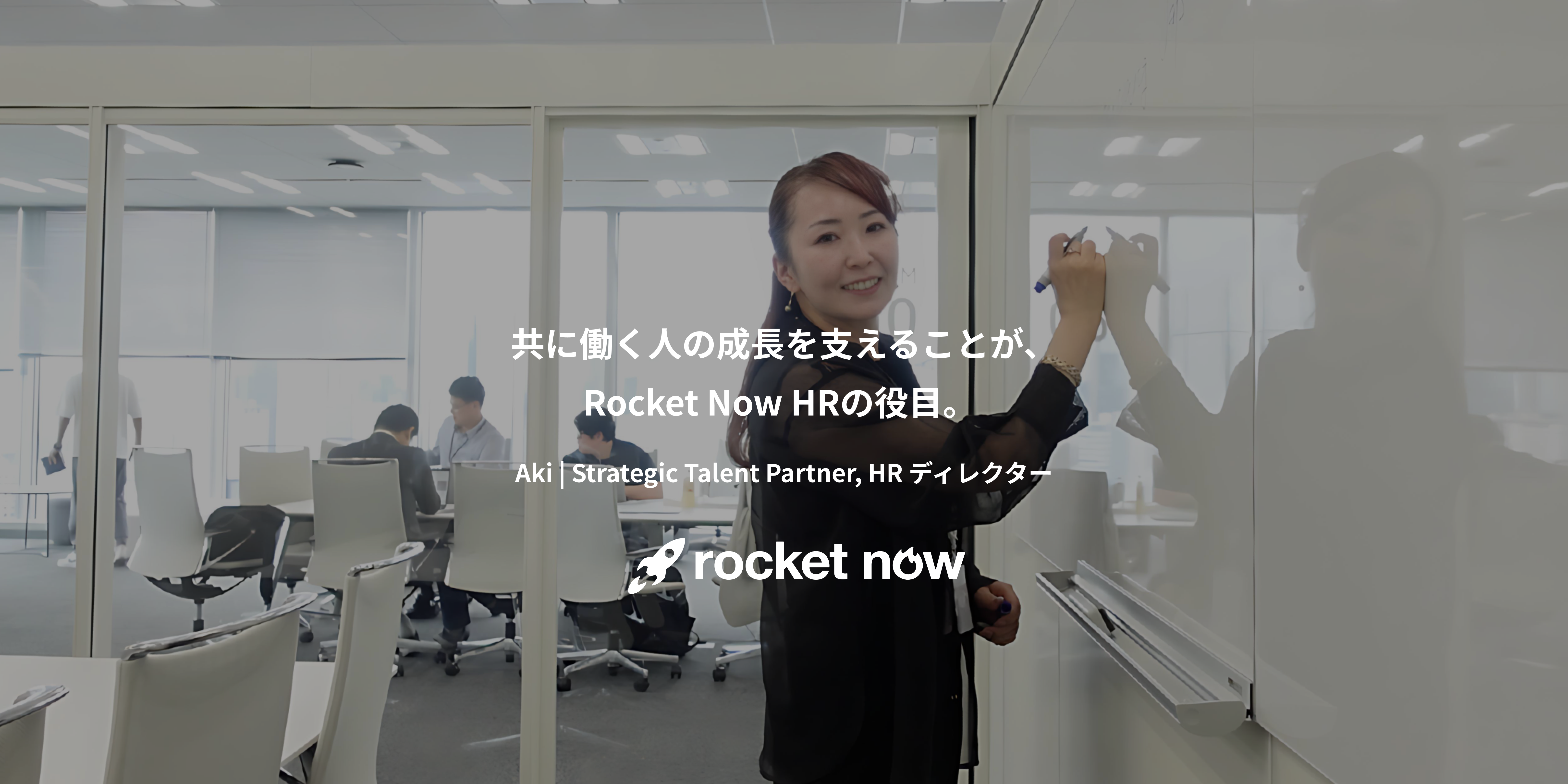 ホワイトボードに書いている人