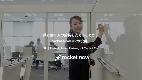 ホワイトボードに書いている人