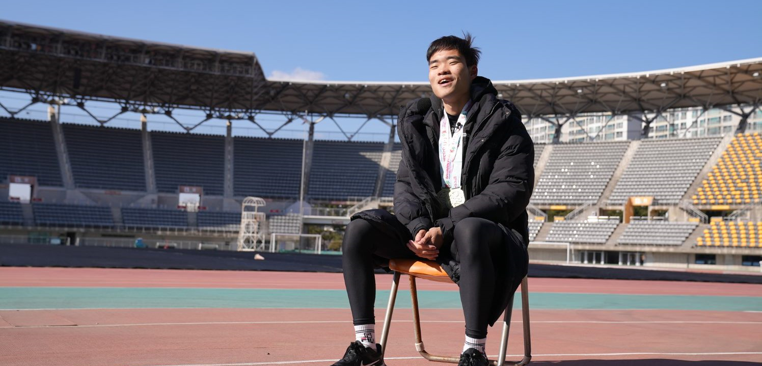 의자에 앉아있는 사람